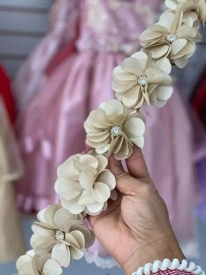 9120. Guia de flores beige con detalle en de brillo al centro