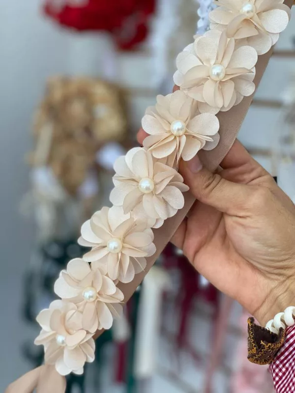9126. Guia de flores beige con perla