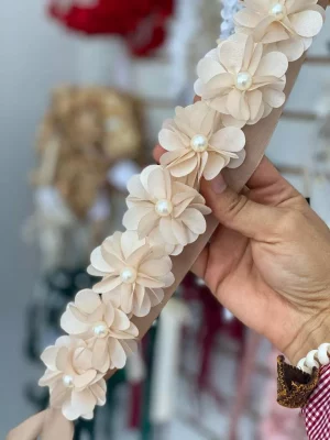 9126. Guia de flores beige con perla