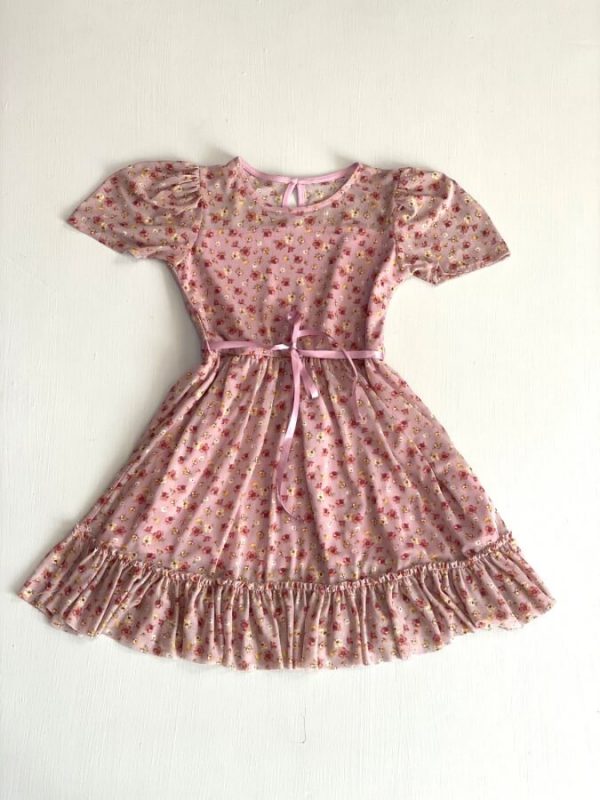 3331. Vestido rosa de flores pequeñas y lazo