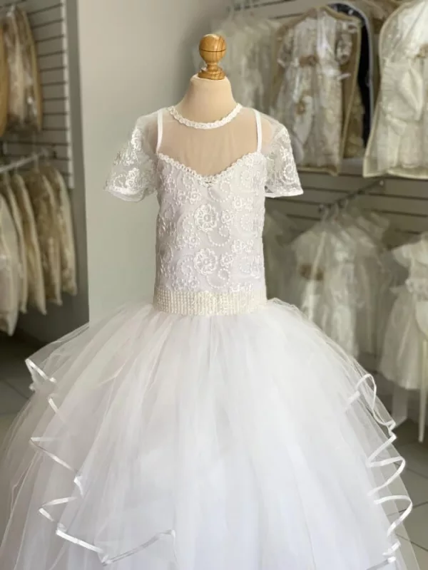 8102. Vestido blanco con manga y detalles de perla