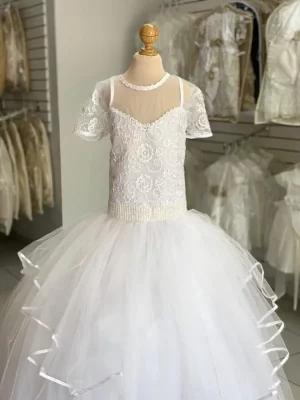 8102. Vestido blanco con manga y detalles de perla