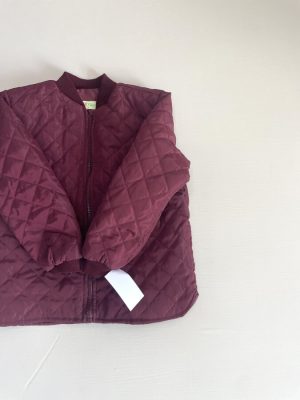 10022. Chamarra en color tinto