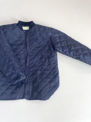 10023. Chamarra en color azul marino