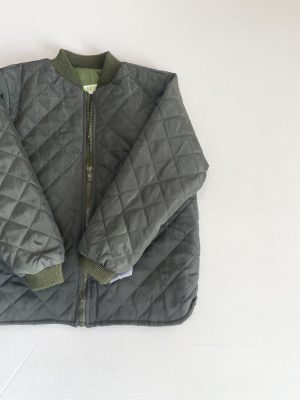 10024. Chamarra en color verde