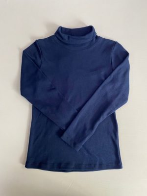 10028. Blusa cuello alto color azul marino