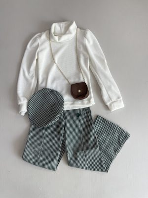 11051. Conjunto cuatro piezas en verde con bolsita