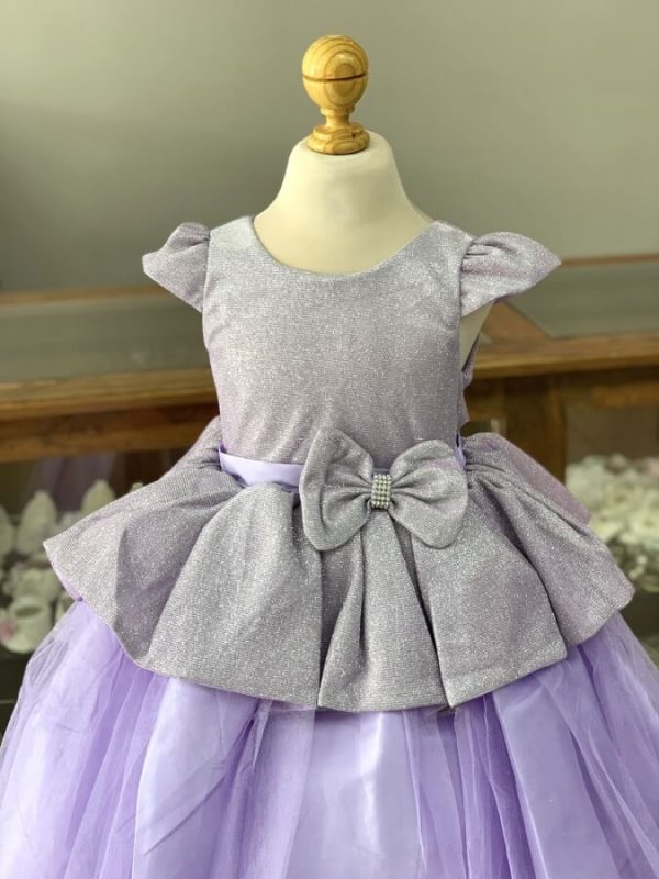 8110. Vestido morado en tul con detalle de moño