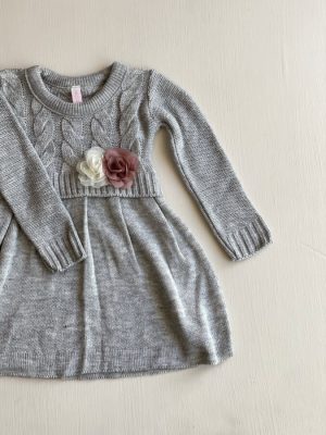 11092. Vestido tejido con detalle de flor rosa e ivory