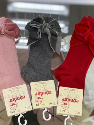 6382. Calcetas gris, rosas y rojas