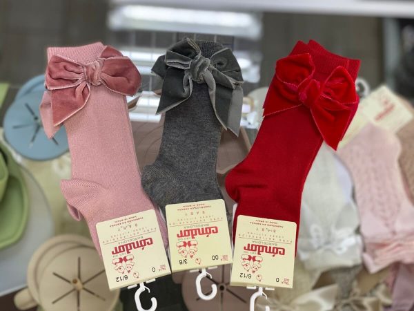 6382. Calcetas gris, rosas y rojas
