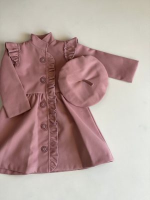 11134. Saco/vestido con detalle de olan y boina