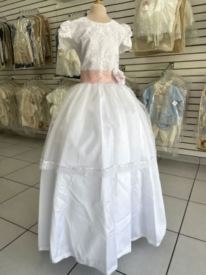 8115. Nueva coleccion de Vestido de Primera Comunion con detalle en rosa