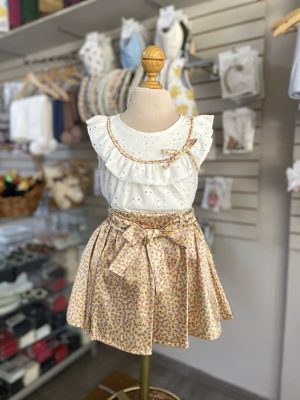3350. Conjunto con falda a lunares de color y blusa con detalle de cuellito