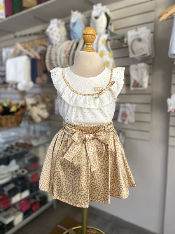 3350. Conjunto con falda a lunares de color y blusa con detalle de cuellito