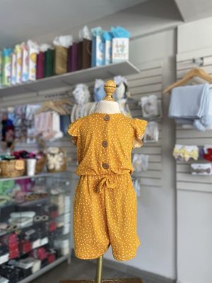 3356. Nuevo jumper mostaza con detalle de botones