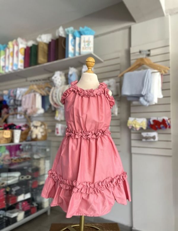 3358. Vestido palo de rosa con detalle de olanes