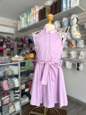 3360. Vestido morado con detalle de flor en mangas