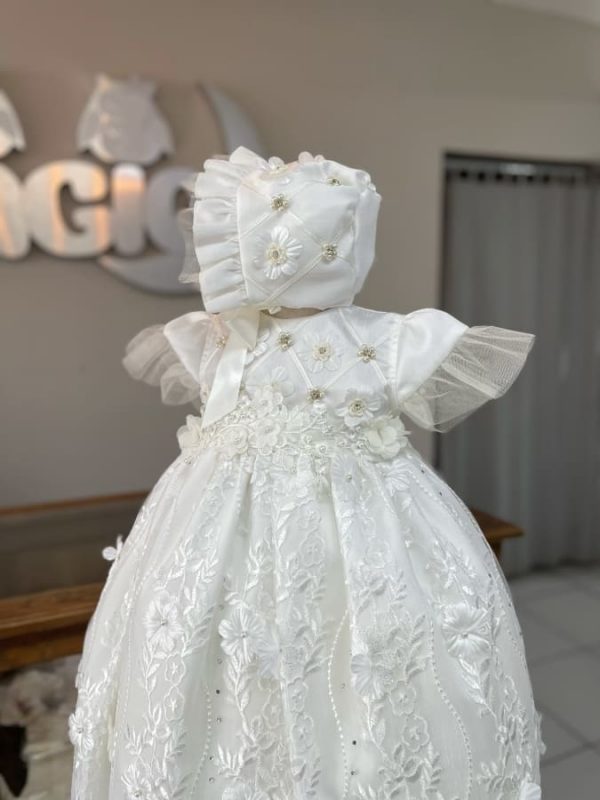 7189. Ropon extra largo en ivory, detalles en perla y aplicaciones en 3D