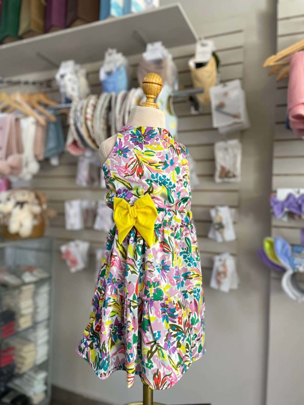 3423. Vestido con detalle de moño amarillo de lado