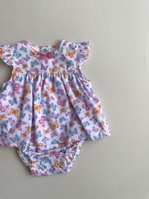 3379. Ranita con vestidito en estampado de mariposas