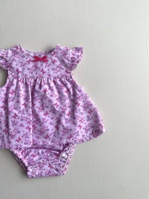 3381. Vestido rosa con pañalero mariposas y flores