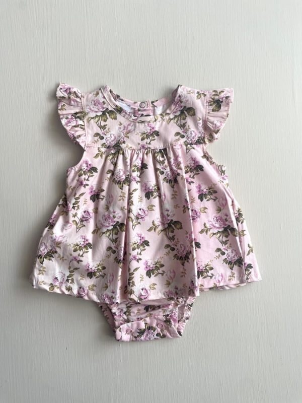 3382. Vestido con pañalero con estampado de flores