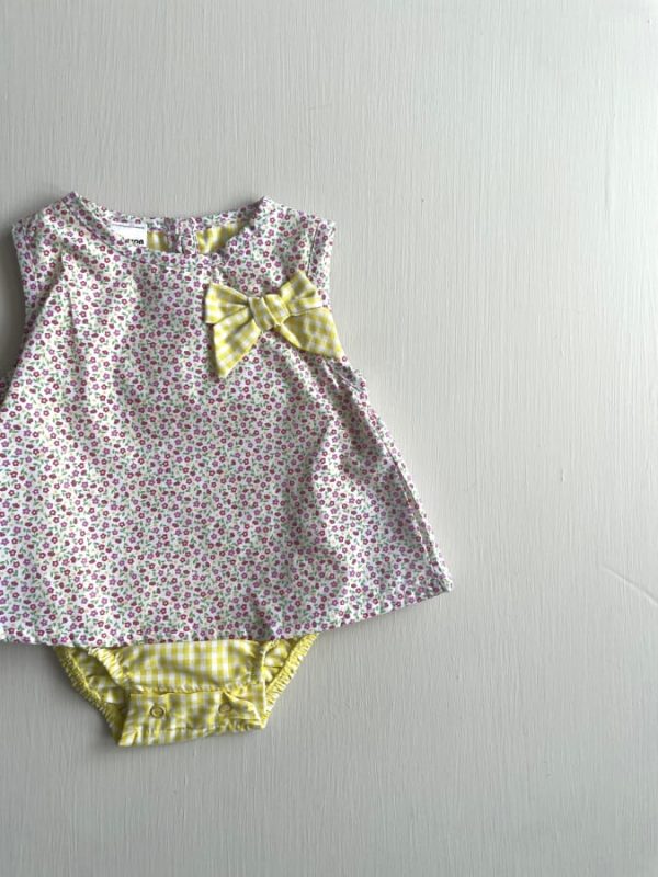 3383. Vestido con pañalero de flores pequeñas con detalle de moño