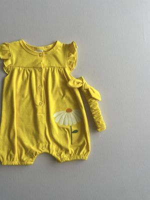 3384. Jumper amarillo con detalle de flor