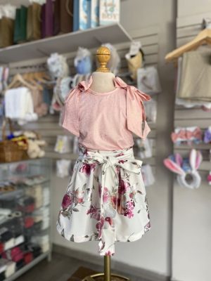 3402. Conjunto de faldita de flores y blusa rosa con moñito