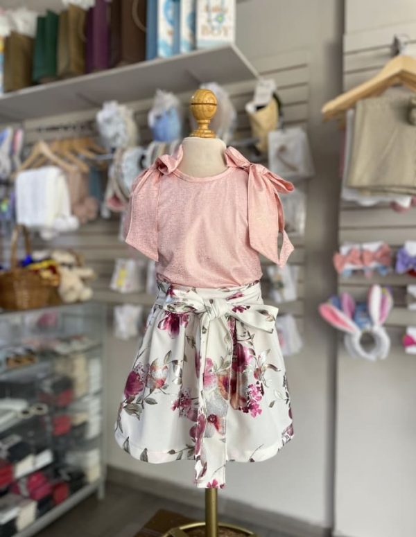 3402. Conjunto de faldita de flores y blusa rosa con moñito