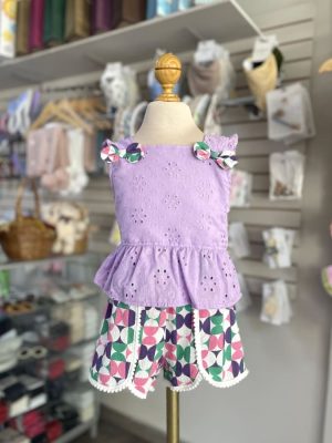 3416. Conjunto de blusita morada y detalle de moños