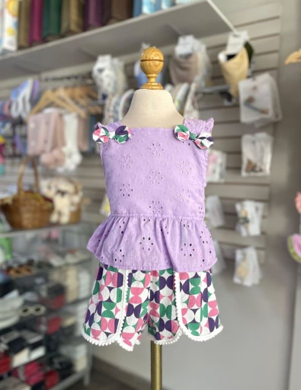 3416. Conjunto de blusita morada y detalle de moños
