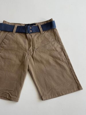 1228. Short beige de gabardina con cinto marino