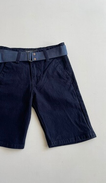 1230. Short marino de gabardina con cinto azul marino
