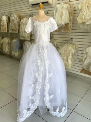 8119. Vestido con detalle de tul, encaje y bordado en mangas