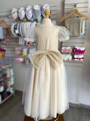 3472. Vestido dorado en tul con detalle de manguitas