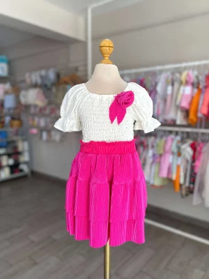 3477. Conjunto de falda rosa con detalle de flor del mismo tono
