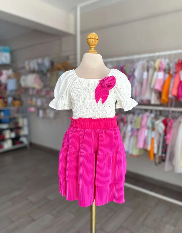 3477. Conjunto de falda rosa con detalle de flor del mismo tono