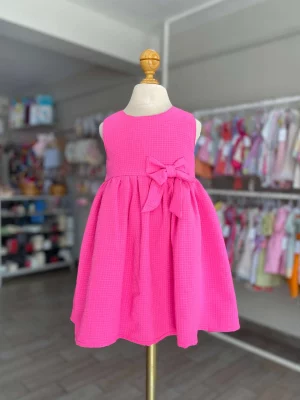 3483. Vestido rosa con detalle de moño al lado