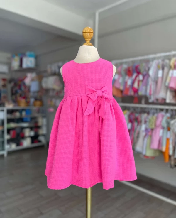 3483. Vestido rosa con detalle de moño al lado