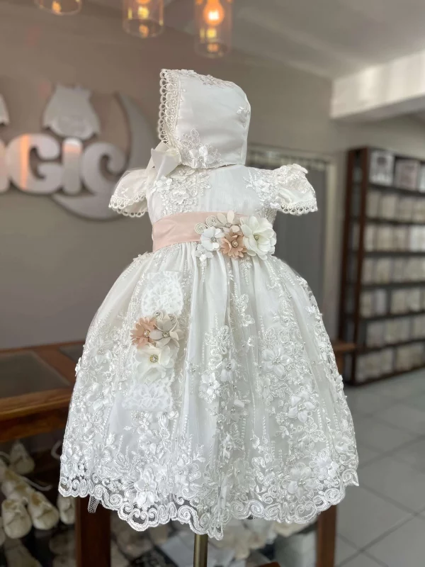 7224. Ropon ivory con detalle rosa al centro y flores en 3D