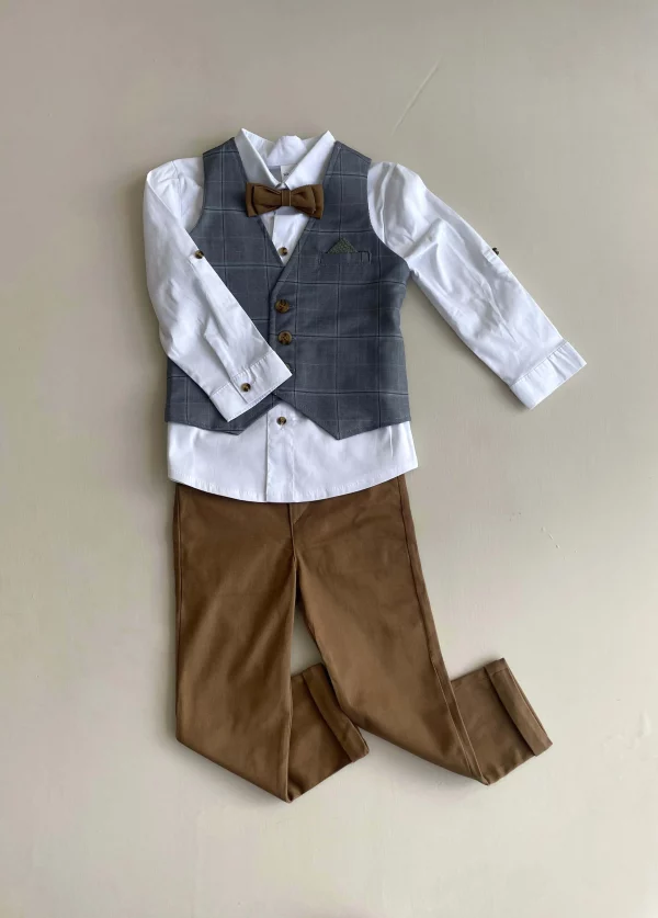 770. Conjunto cuatro piezas de chaleco gris oscuro a cuadros