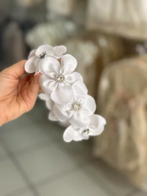 9140. Diadema de flores blancas