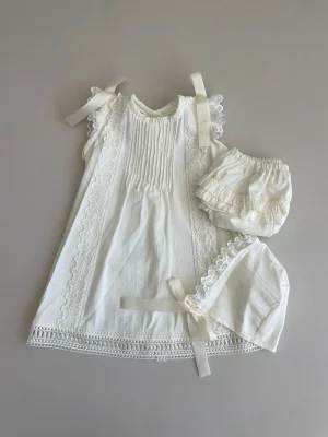7234. Vestido en lino con detalle de liston, gorro y calzoncito