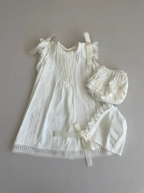 7234. Vestido en lino con detalle de liston, gorro y calzoncito
