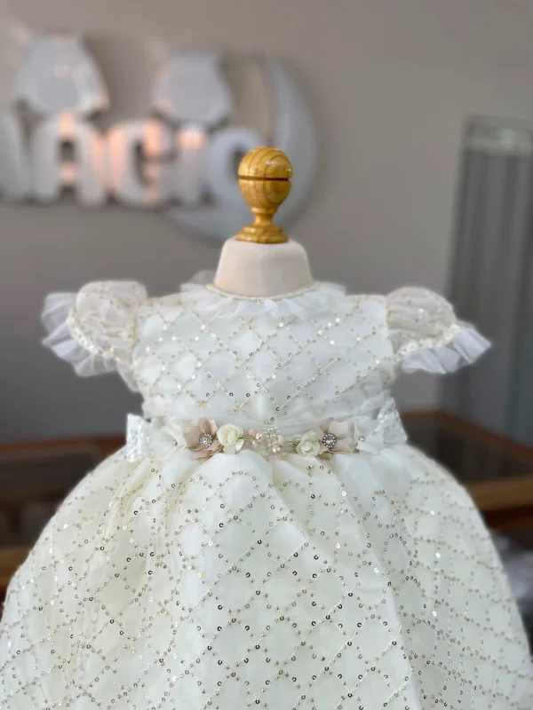 7240. Ropon de temporada de nueva coleccion con detalles sutiles en tul y flores pequeñas - Imagen 2