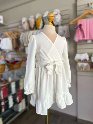 11168. Vestido blanco con moño al frente