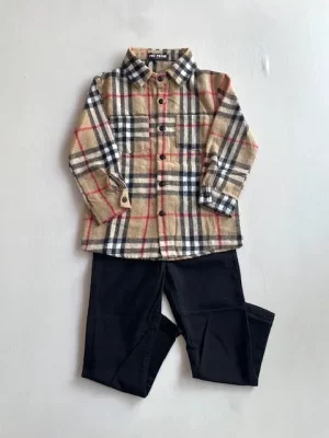 11181. Camisa beige a rayas negras y rojas