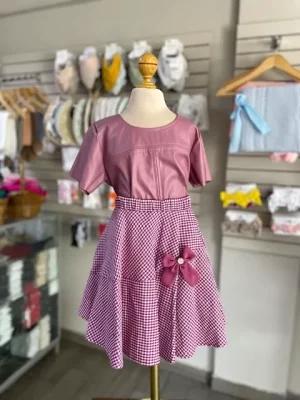 12100. Blusita de piel con faldita y detalle de moño